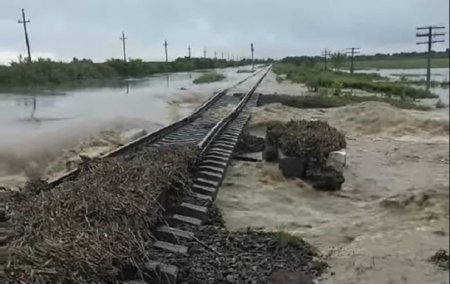 На Прикарпатье повреждена железная дорога из-за паводка